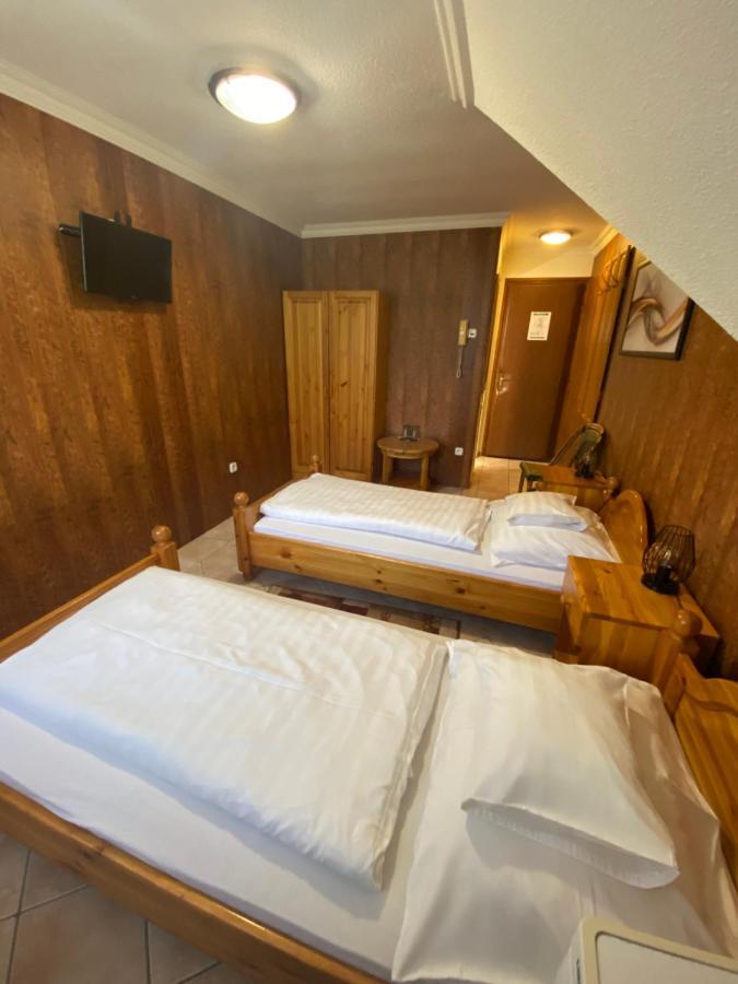 费赫尔哈特御潘斯奥酒店 欧罗什哈佐 外观 照片